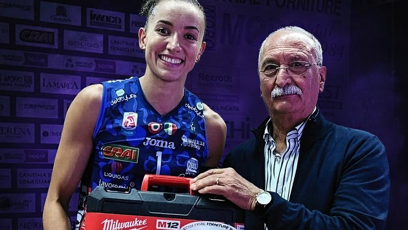 Gabi Guimarães foi presenteada com furadeira após ser eleita MVP (Foto: Reprodução)