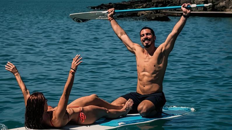 Gabriel David faz stand up paddle com Giovanna Lancellotti no Camboja