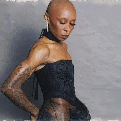 Cynthia Erivo exibe tatuagens em vestido na estreia de Wicked em Singapura