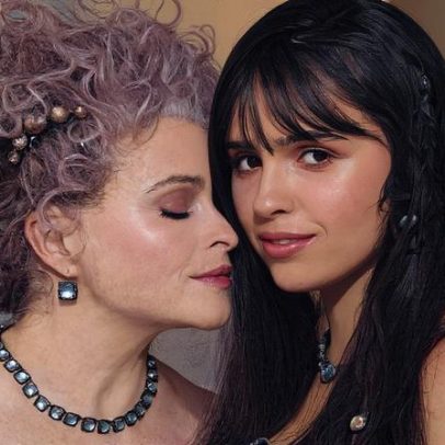 Nell Burton estreia como modelo na campanha da Larkspur & Hawk