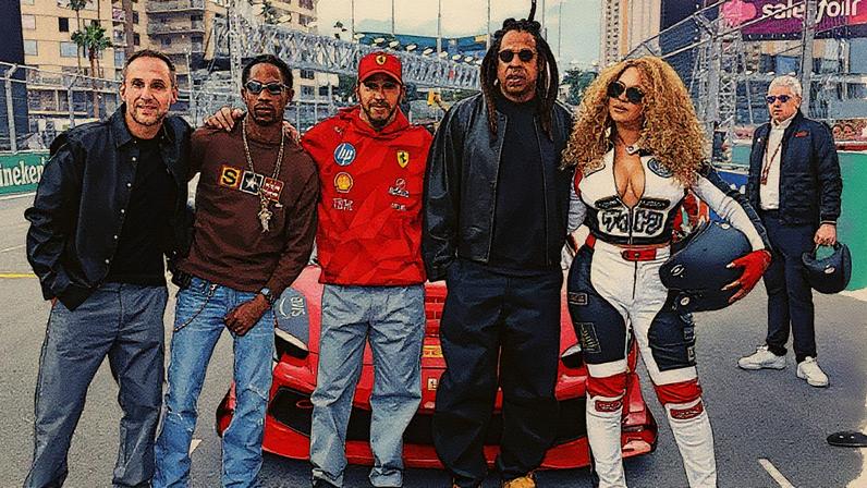 Lewis Hamilton posa com o casal Beyonce e Jay-Z antes do GP de Las Vegas (Divulgação)