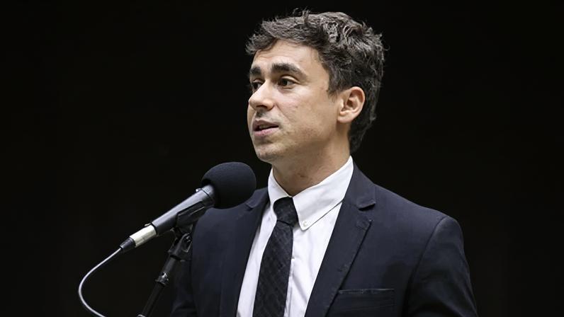 Nikolas Ferreira é condenado a pagar R$ 40 mil por transfobia