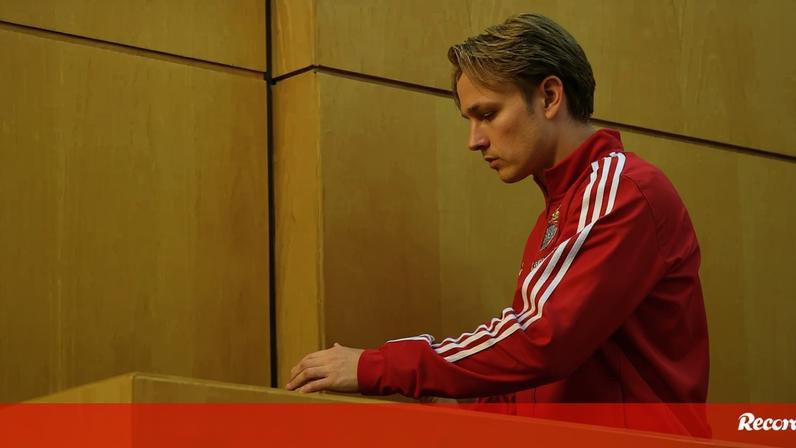 Schjelderup a sair da sala de imprensa no Estádio da Luz