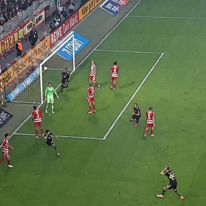 Golaço de Luis Díaz diante do Union Berlin faz Stanisic levar as mãos à cabeça