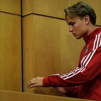 Selecionador da Noruega reage a escândalo envolvendo Schjelderup com duro ataque