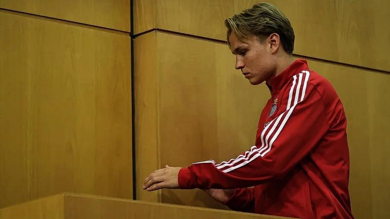 Schjelderup a sair da sala de imprensa no Estádio da Luz