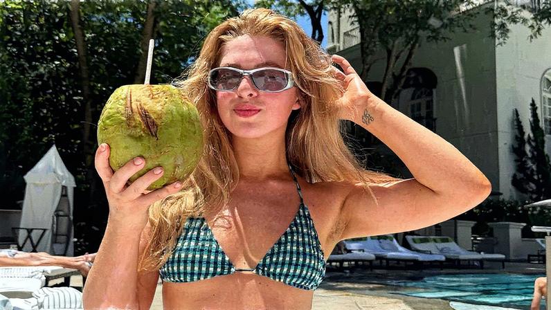 Filha de Noel Gallagher é fotografada de biquíni com o namorado em São Paulo