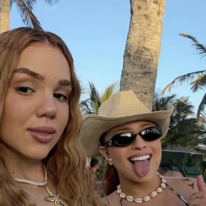 Mari Fernandez posa de biquíni ao lado da esposa em viagem ao Ceará