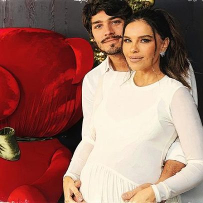 Mariana Rios exibe barriguinha grávida em ensaio natalino com Juca Diniz