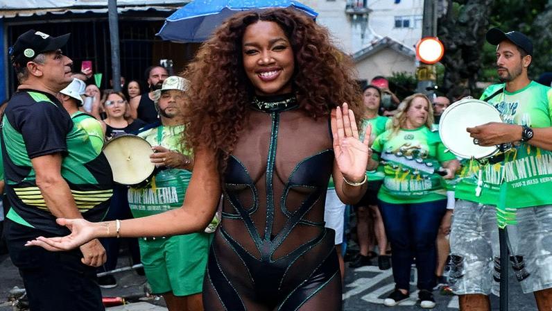 IZA arrasa em ensaio de rua da Imperatriz Leopoldinense — Foto: Webert Belicio/Agnews; Victor Chapetta/Brazil News