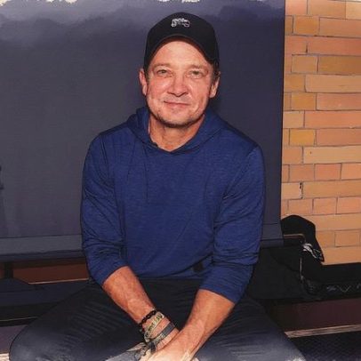 Jeremy Renner rebate acusações de parceira de produção sobre envio de imagens íntimas e ameaça de acionar autoridades