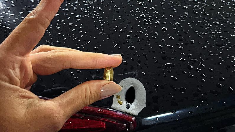 Júlia publicou, nas redes sociais, foto do projétil que atingiu o carro em que estava com o pai (Foto: Reprodução/ Redes sociais)