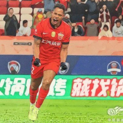 Ex-Cruzeiro Matheus Jussa celebra bicampeonato chinês com Shanghai Port