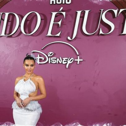 Kim Kardashian usa penas antigas em vestido na estreia brasileira de All's Fair
