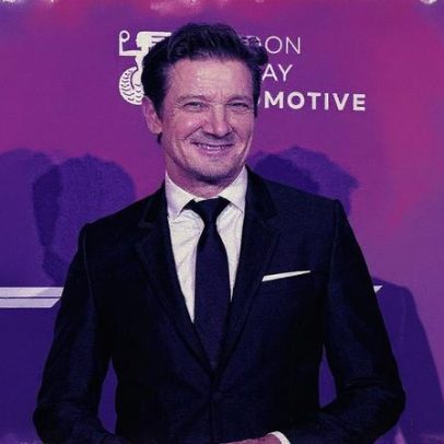 Jeremy Renner faz primeira aparição pública sorrindo após acusações de assédio