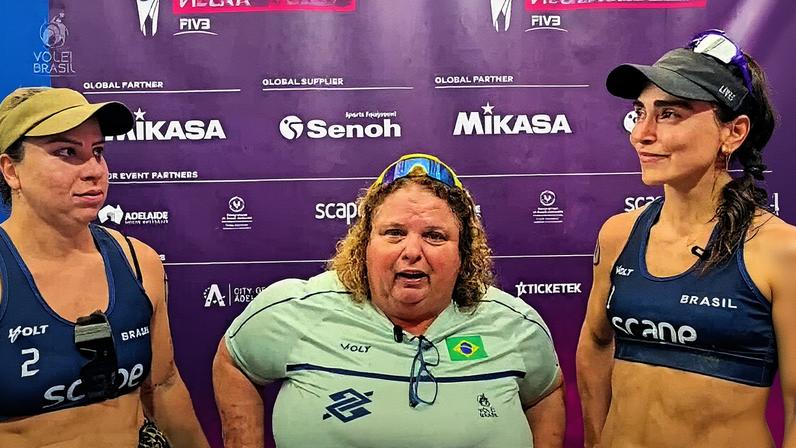 Rebecca, Letícia e Carol após medalha de bronze na Copa do Mundo de vôlei de praia (Foto: Divulgação CBV)