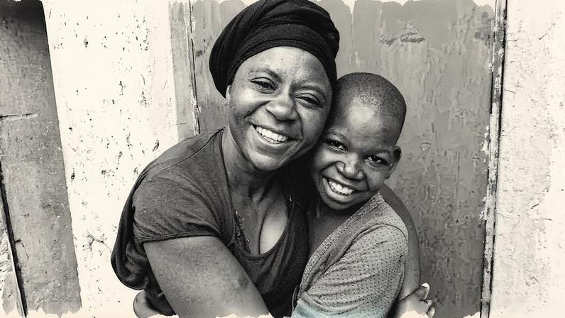 Casal composto por uma mulher e um homem de bangladesh estão em frente a uma paisagem com árvores e folhas. Ao lado lê-se o texto "veja aonde sua doação chegou e baixe o relatório de impacto 2025"