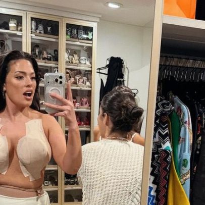 Ashley Graham revela uso de fita para seios por baixo do vestido no CFDA 2025