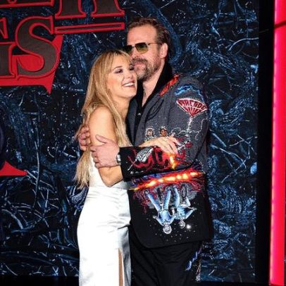 Harbour e Brown enfrentam encontro constrangedor na estreia de Stranger Things