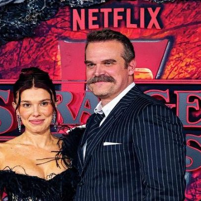 David Harbour e Millie Bobby Brown mostram união na estreia de Stranger Things