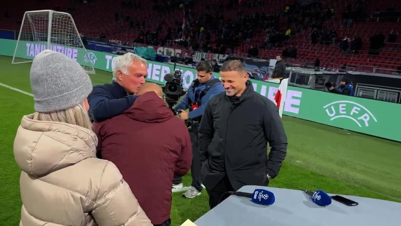 Mourinho reencontra Sneijder com abraço antes de Benfica x Ajax