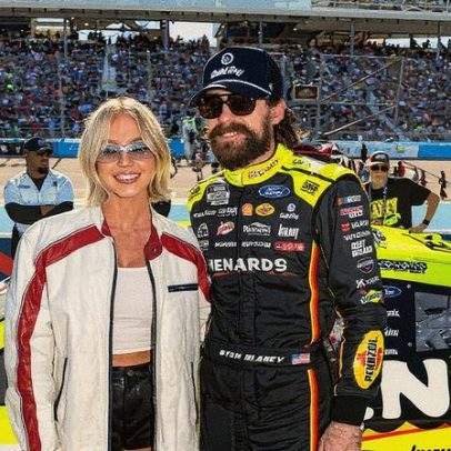 Sydney Sweeney marca presença no campeonato da NASCAR