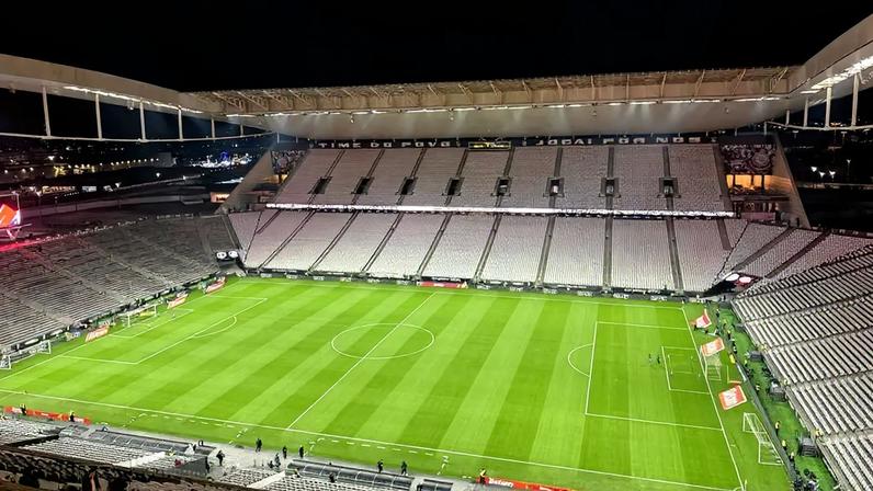 Elias, Romero e André comemoram a goleada do Corinthians por 6 a 0 sobre o Cobresal, pela Libertadores de 2016, a maior da história da Neo Química Arena. (Vitor Palhares /Lance)