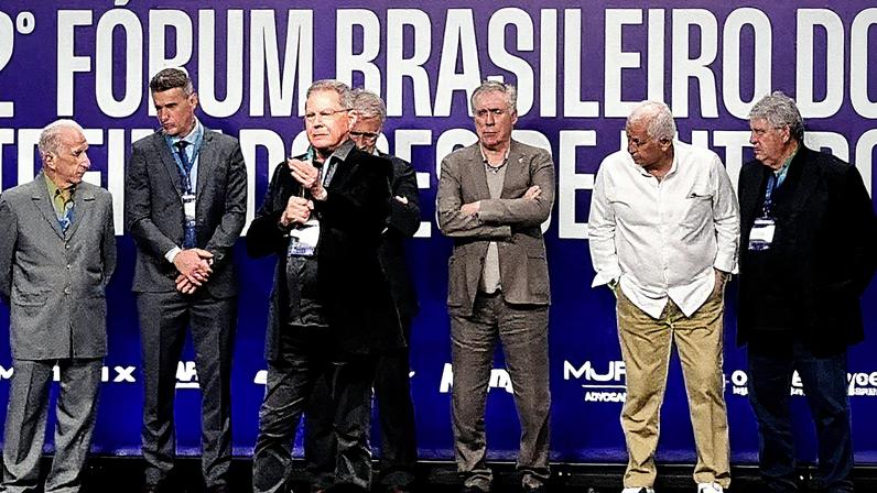 Ancelotti ao lado de Leão e Oswaldo em evento no Rio (Foto: Marcio Dolzan/Lance!)