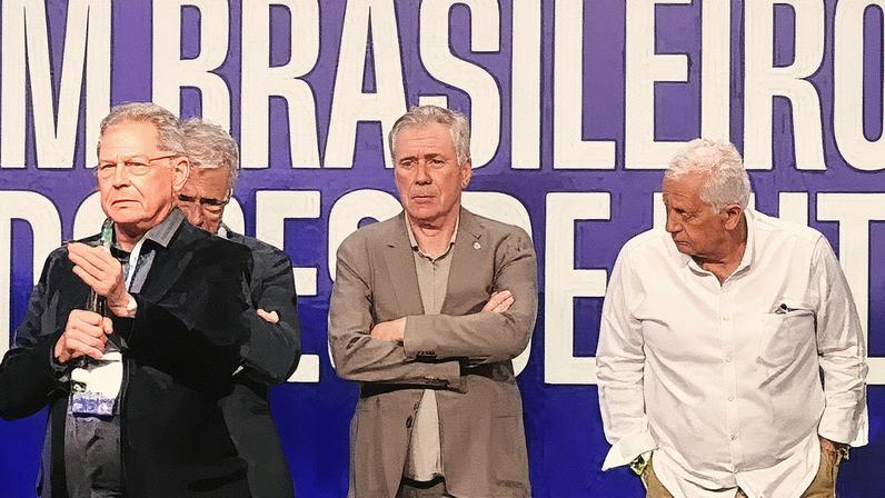 Oswaldo de Oliveira discursa em palco com Carlo Ancelotti e Emerson Leão (Foto: Marcio Dolzan/Lance!)