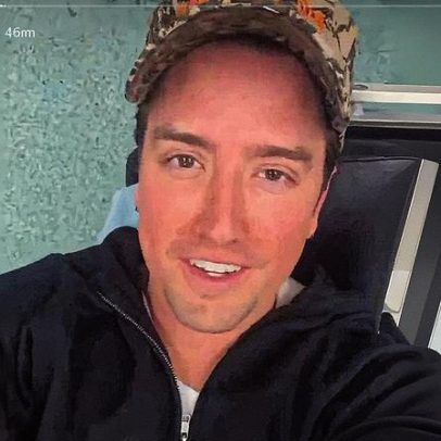 Estrela pop é hospitalizada após cortar o joelho no palco