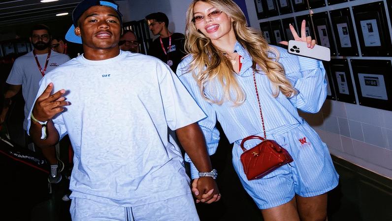 Endrick surpreende Gabriely Miranda com flores e bilhete romântico — Foto: Reprodução/ Instagram