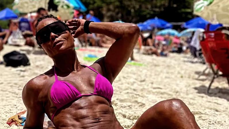 Adriana Bombom exibe shape trincado na praia — Foto: Reprodução/ Instagram