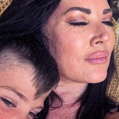 Filho de Emily Simpson fará procedimento cerebral após diagnóstico de PANDAS