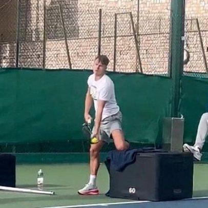 Rune busca manter rotina de treinos apesar de limitações