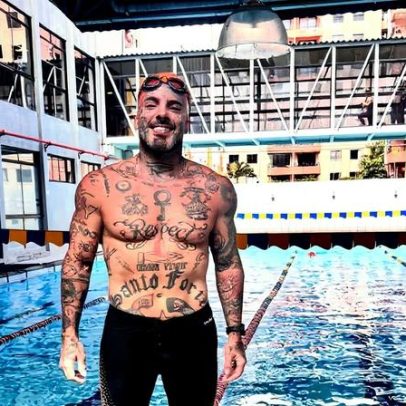 Tico Santta Cruz exibe transformação após perder 20 kg nadando em Maceió
