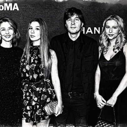 Sofia Coppola coordena vestidos pretos da Chanel com as filhas Romy e Cosima Mars em benefício no MoMA