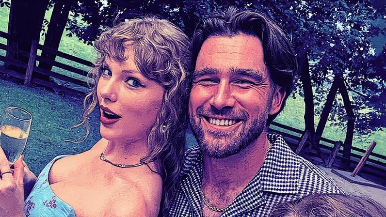 Taylor Swift e Travis Kelce em festa de casamento — Foto: Reprodução/Instagram