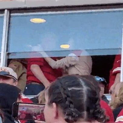 Taylor Swift celebra apoio a Travis Kelce em jogo dos Chiefs