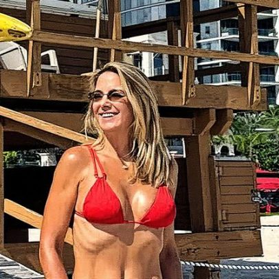 Ticiane Pinheiro agita redes ao posar de biquíni em Miami