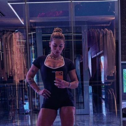 Virginia acorda cedo para nova aula de samba após noite com curativos