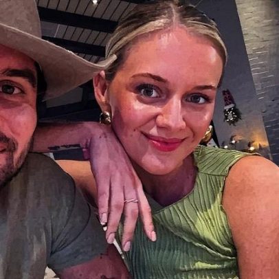 Chase Stokes afirma ter sido bloqueado por Kelsea Ballerini após término