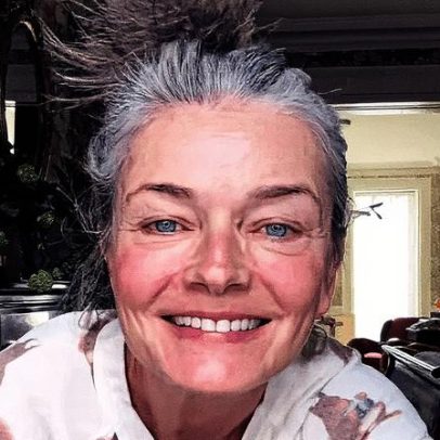 Paulina Porizkova, aos 60, aparece de lingerie para celebrar suas imperfeições em vídeo de preparo no Instagram